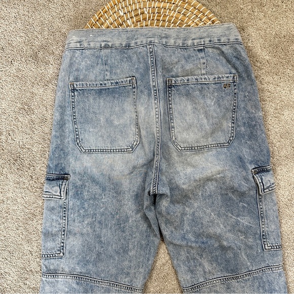 American Eagle Women’s Super High Waisted Cargo Denim Jogger Jeans in Ice Blue 4 - Picture 7 of 16